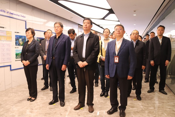 6出席授牌仪式的相关领导.jpg 6出席授牌仪式的相关领导.jpg