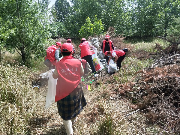 志愿者清理垃圾.jpg 志愿者清理垃圾.jpg