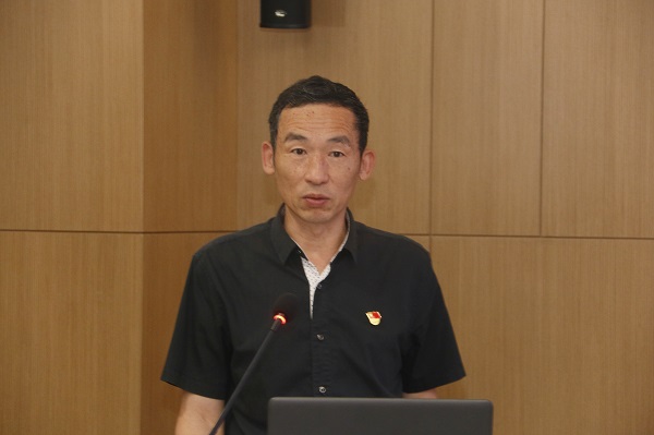 米兰在线手机版(大中国区)监事会主席、党委副书记陈百斌宣读《关于表彰米兰在线手机版(大中国区)先进基层党组织和优秀共产党员的决定》.jpg 米兰在线手机版(大中国区)监事会主席、党委副书记陈百斌宣读《关于表彰米兰在线手机版(大中国区)先进基层党组织和优秀共产党员的决定》.jpg