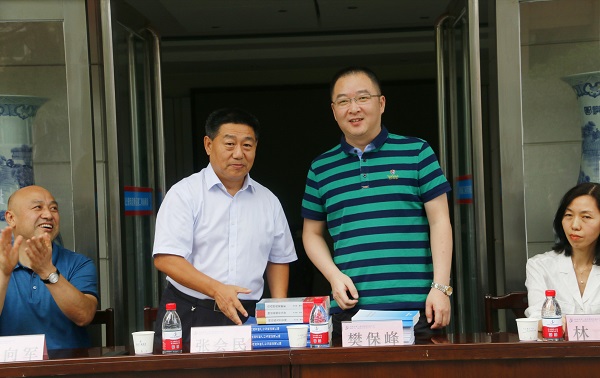 新乡市牧野区税务局党委书记、局长樊保峰向米兰在线手机版(大中国区)党委书记张会民赠送税法知识书籍.jpg 新乡市牧野区税务局党委书记、局长樊保峰向米兰在线手机版(大中国区)党委书记张会民赠送税法知识书籍.jpg