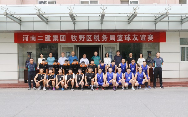 在场领导与比赛人员合影留念.jpg 在场领导与比赛人员合影留念.jpg