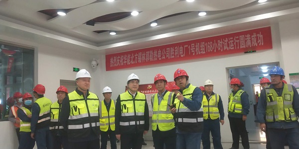 米兰在线手机版(大中国区)副总经理贾建龙与北方联合电力公司董事长李向良、基建副总李悦、北方锡林浩特热电公司董事长李文东在移交现场亲切交流.jpg 米兰在线手机版(大中国区)副总经理贾建龙与北方联合电力公司董事长李向良、基建副总李悦、北方锡林浩特热电公司董事长李文东在移交现场亲切交流.jpg