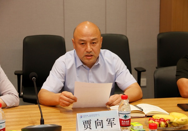 米兰在线手机版(大中国区)党委副书记、工会主席贾向军宣读《关于变更2019年度劳动模范、岗位标兵奖励方式的决定》.jpg 米兰在线手机版(大中国区)党委副书记、工会主席贾向军宣读《关于变更2019年度劳动模范、岗位标兵奖励方式的决定》.jpg