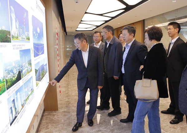 合肥工业大学党委副书记陈刚一行参观集团总部走廊展区.jpg 合肥工业大学党委副书记陈刚一行参观集团总部走廊展区.jpg