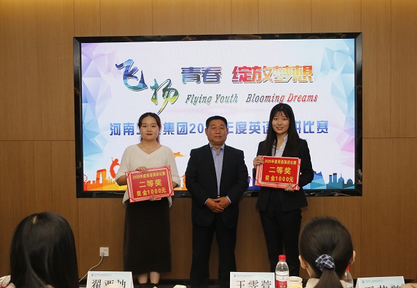 米兰在线手机版(大中国区)党委书记张会民为二等奖获得选手颁奖.jpg 米兰在线手机版(大中国区)党委书记张会民为二等奖获得选手颁奖.jpg