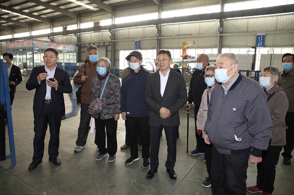 离退休老同志参观集团建筑产业园区.jpg 离退休老同志参观集团建筑产业园区.jpg