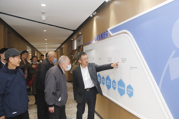 离退休老同志参观米兰在线手机版(大中国区)总部.jpg 离退休老同志参观米兰在线手机版(大中国区)总部.jpg