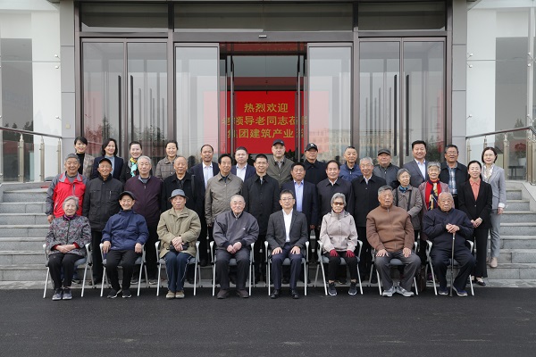 米兰在线手机版(大中国区)领导和老同志们合影留念.jpg 米兰在线手机版(大中国区)领导和老同志们合影留念.jpg