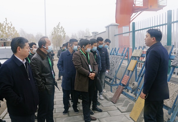 观摩人员讨论饰面清水混凝土构件制作技术.jpg 观摩人员讨论饰面清水混凝土构件制作技术.jpg