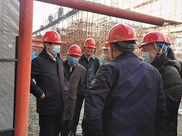 2、米兰在线手机版(大中国区)领导与华能集团领导交流清水混凝土框架工艺.jpg 2、米兰在线手机版(大中国区)领导与华能集团领导交流清水混凝土框架工艺.jpg