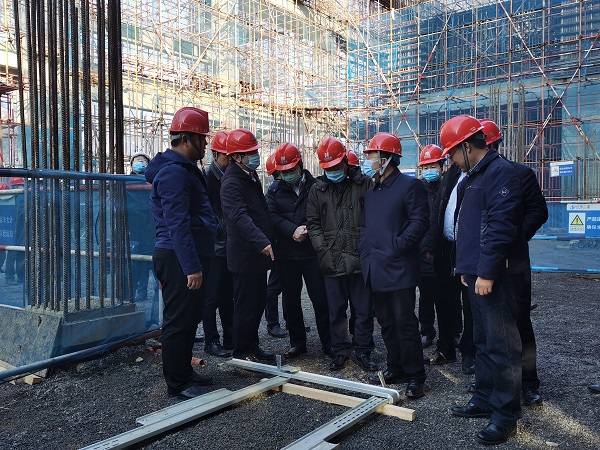 3、米兰在线手机版(大中国区)领导与华能集团领导交流方型扣加固体系工艺.jpg 3、米兰在线手机版(大中国区)领导与华能集团领导交流方型扣加固体系工艺.jpg