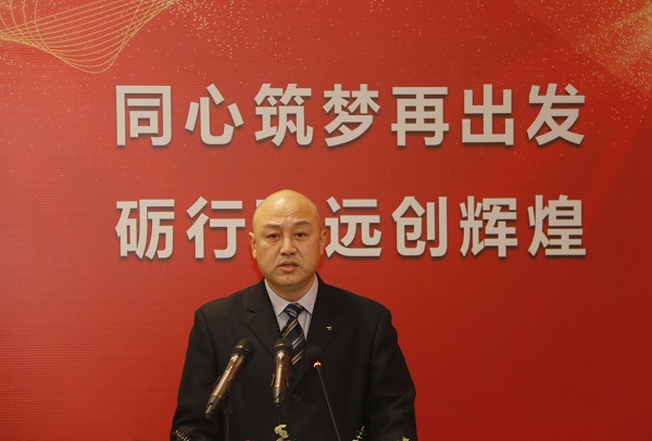 米兰在线手机版(大中国区)工会主席贾向军宣读《关于表彰2020年度先进单位和先进个人的决定》.jpg 米兰在线手机版(大中国区)工会主席贾向军宣读《关于表彰2020年度先进单位和先进个人的决定》.jpg