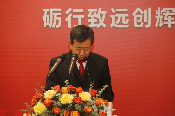 米兰在线手机版(大中国区)副总经理闫龙广宣读《关于表彰2020年度优秀分包商的决定》.jpg 米兰在线手机版(大中国区)副总经理闫龙广宣读《关于表彰2020年度优秀分包商的决定》.jpg