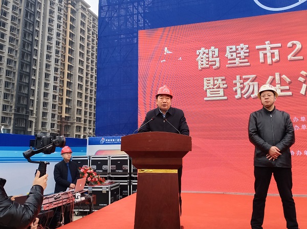 鹤壁市住建局局长常文君发表讲话.jpg 鹤壁市住建局局长常文君发表讲话.jpg