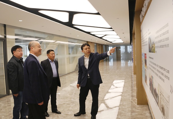 1、参观米兰在线手机版(大中国区)总部文化走廊.jpg 1、参观米兰在线手机版(大中国区)总部文化走廊.jpg