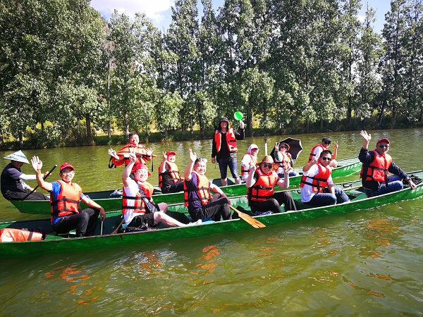 8.天鹅湖游船上的开心一刻.jpg 8.天鹅湖游船上的开心一刻.jpg