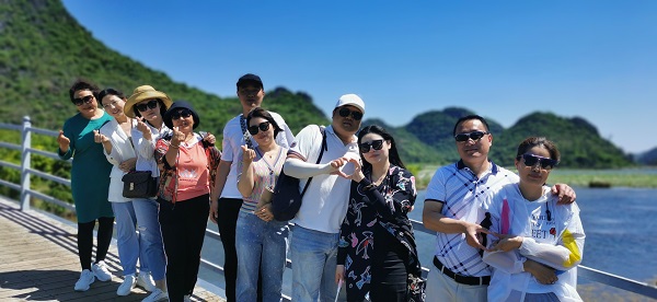 9.劳模标兵和家属的幸福时刻.jpg 9.劳模标兵和家属的幸福时刻.jpg