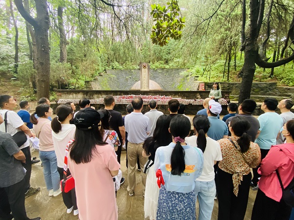 8、拜谒许世友将军墓.jpg 8、拜谒许世友将军墓.jpg