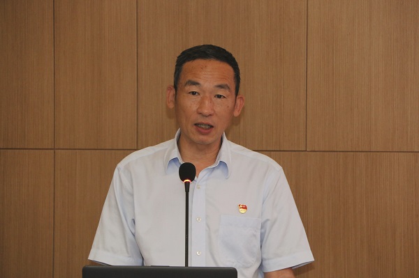 3、米兰在线手机版(大中国区)党委副书记陈百斌宣读表彰文件.jpg 3、米兰在线手机版(大中国区)党委副书记陈百斌宣读表彰文件.jpg