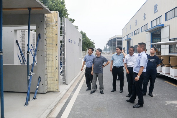 参观预制混凝土构件.jpg 参观预制混凝土构件.jpg