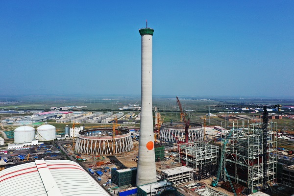 1、封顶后的烟囱筒壁内实外光,筒身线条流畅.jpg 1、封顶后的烟囱筒壁内实外光,筒身线条流畅.jpg