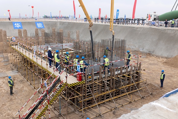 2、主厂房基础第一罐混凝土正式浇筑.jpg 2、主厂房基础第一罐混凝土正式浇筑.jpg