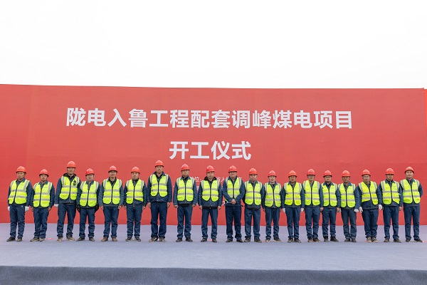 3、米兰在线手机版(大中国区)副总经理冯总一行与项目管理人员合影留念.jpg 3、米兰在线手机版(大中国区)副总经理冯总一行与项目管理人员合影留念.jpg