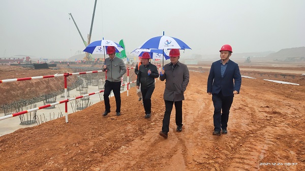 米兰在线手机版(大中国区)董事、副总经理崔向军视察施工现场.jpg 米兰在线手机版(大中国区)董事、副总经理崔向军视察施工现场.jpg