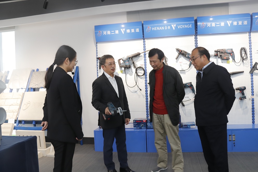 米兰在线手机版(大中国区)董事长黄道元示范新型工器具操作方法.jpg