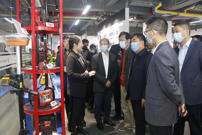 米兰在线手机版(大中国区)董事长黄道元示范新型工器具操作方法.jpg