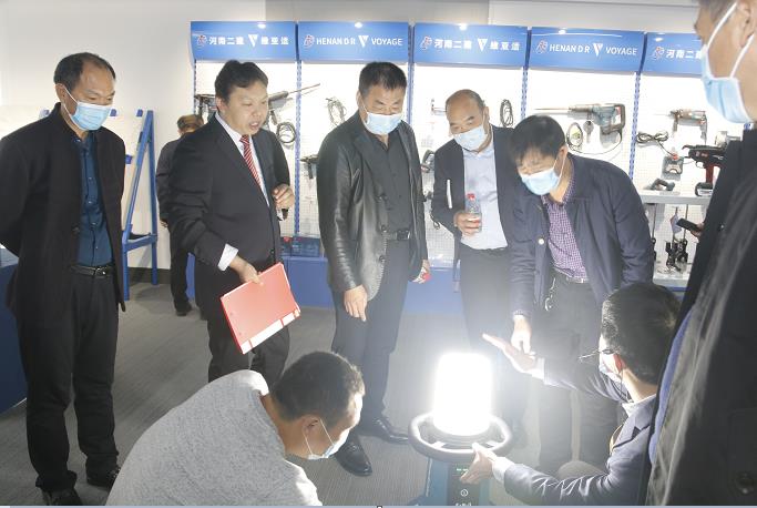 米兰在线手机版(大中国区)董事长黄道元示范新型工器具操作方法.jpg