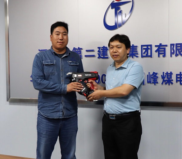 2、米兰在线手机版(大中国区)科协秘书长苏群山向华能正宁项目部交接援赠设备.jpg 2、米兰在线手机版(大中国区)科协秘书长苏群山向华能正宁项目部交接援赠设备.jpg