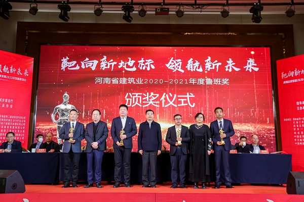 米兰在线手机版(大中国区)第十五项目管理部经理丁泽培上台领奖.jpg 米兰在线手机版(大中国区)第十五项目管理部经理丁泽培上台领奖.jpg