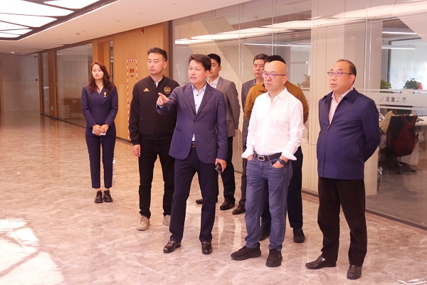 参观米兰在线手机版(大中国区)19楼办公区.jpg 参观米兰在线手机版(大中国区)19楼办公区.jpg