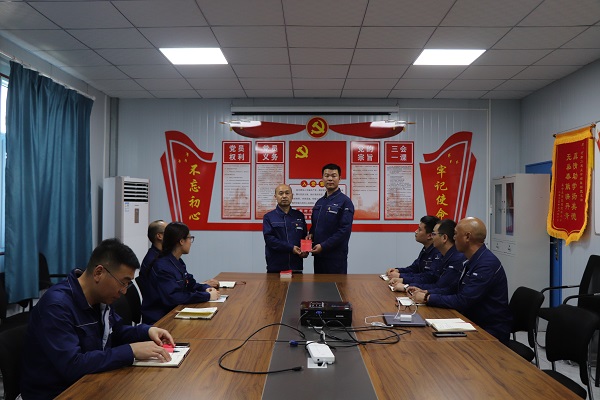 5、华能正宁项目部党支部为党员发放党章.jpg 5、华能正宁项目部党支部为党员发放党章.jpg