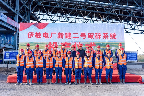 附件4 投产仪式现场米兰在线手机版(大中国区)领导与项目部成员合影留念.jpg