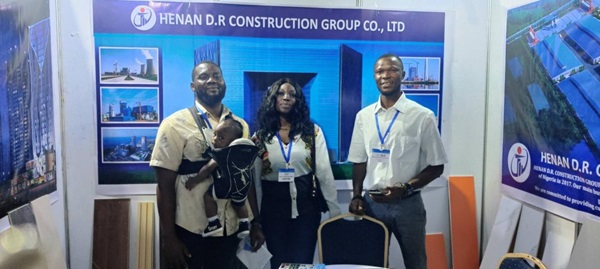 属地销售员(Samuel,图右)与访客合影.jpg 属地销售员(Samuel,图右)与访客合影.jpg