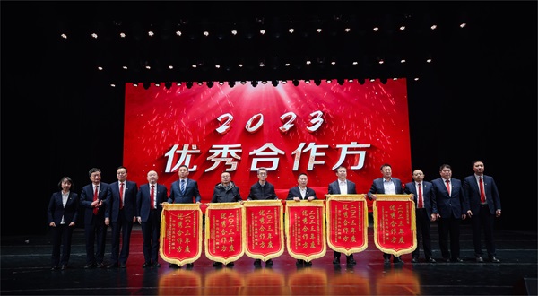 米兰在线手机版(大中国区)总经理登台领奖 - 副本.jpg 米兰在线手机版(大中国区)总经理登台领奖 - 副本.jpg