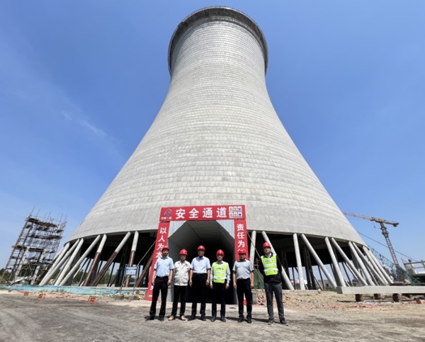 与业主领导合影.jpg 与业主领导合影.jpg