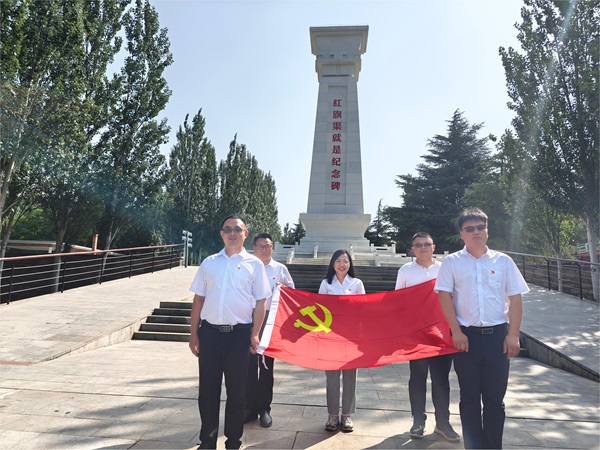 5第八分公司党支部在红旗渠纪念碑前合影.jpg 5第八分公司党支部在红旗渠纪念碑前合影.jpg