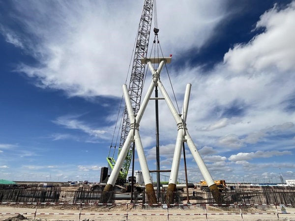 钢管柱顺利吊装就位.jpg 钢管柱顺利吊装就位.jpg